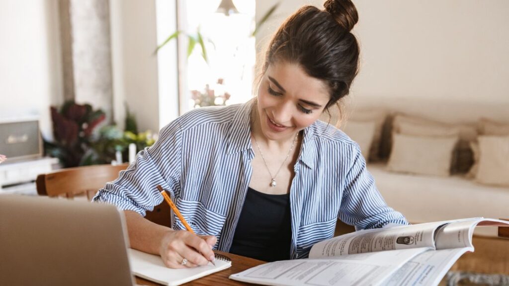 一人暮らしでも有意義：お金がない休日の過ごし方（副業・勉強・投資の準備）